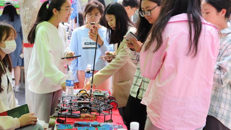 云原生架构实战教程对于初学者来说是适用的，原因如下：